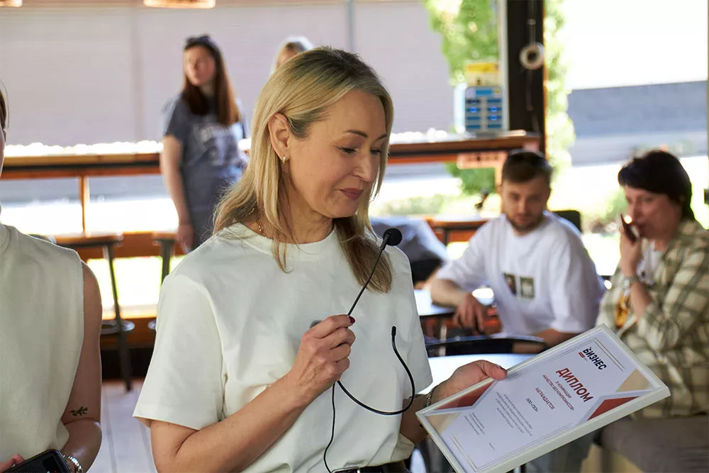 Елена Богомолова с дипломом